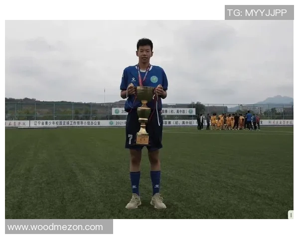 大学校园里的足球明星如何在学业与梦想之间找到平衡