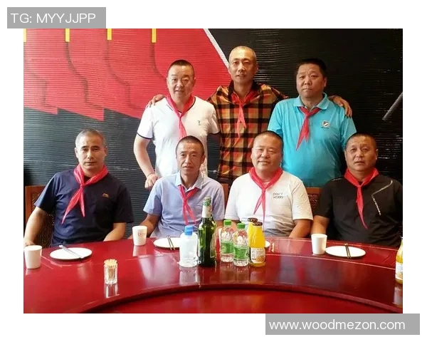 足球明星帅哥童颜照大揭秘他们的青春岁月与风采重现 足球明星帅哥童颜照大揭秘他们的青春岁月与风采重现