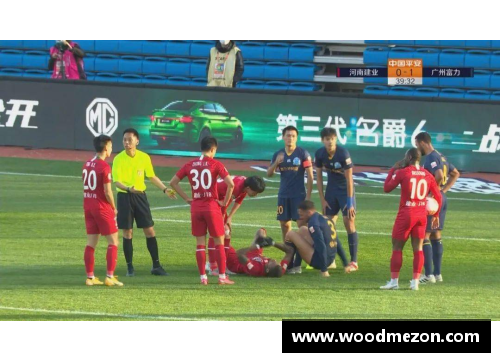 球员亮出红牌：足球场上的决断与反思